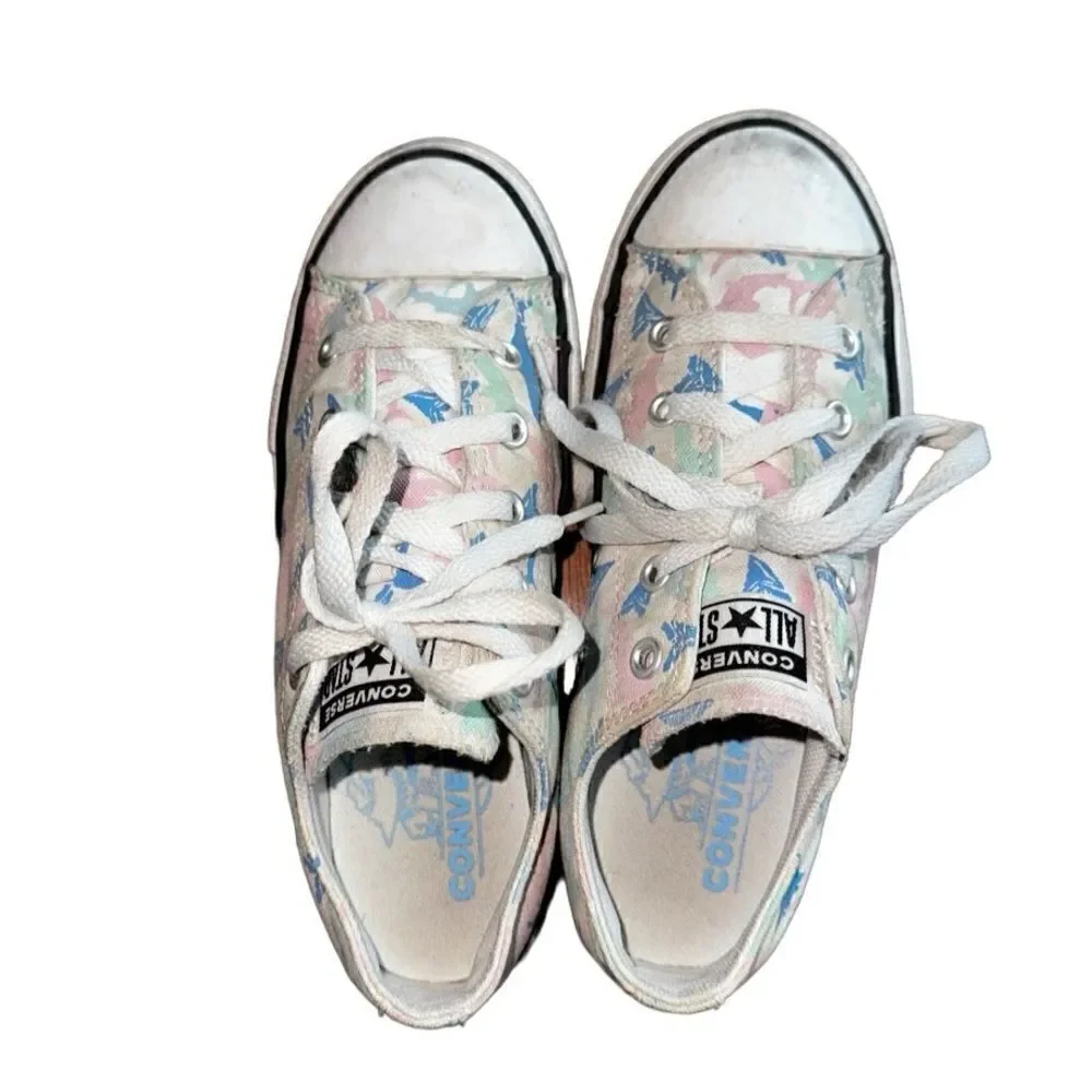 ❤️‍🔥Converse Junior Low Tops White Shark Pastel Print - Size 2